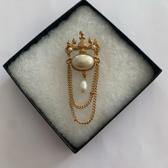 Vintage Victorian Revival style brooch Classic Elegance - Picture 9 of 10